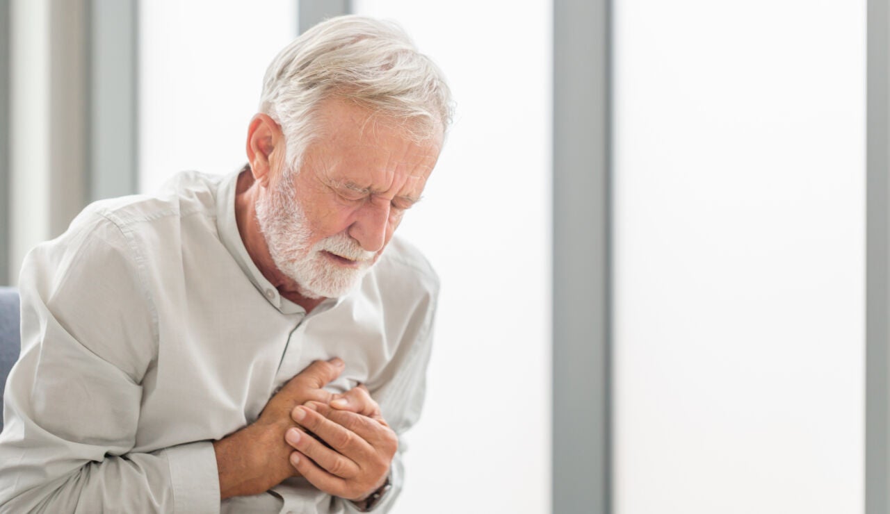 Hombre mayor con dolor en el pecho