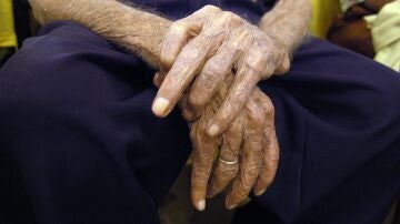 Manos de un hombre mayor