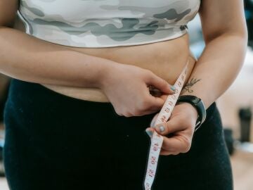 Mujer midi&eacute;ndose la barriga