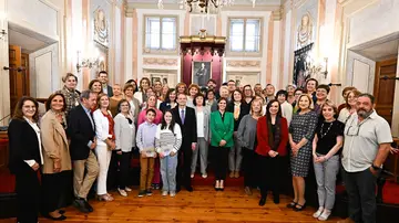 Casi 40 docentes y personal de colegios e institutos de Alcalá de Henares han recibido el reconocimiento del consistorio por su dedicación a la enseñanza pública.