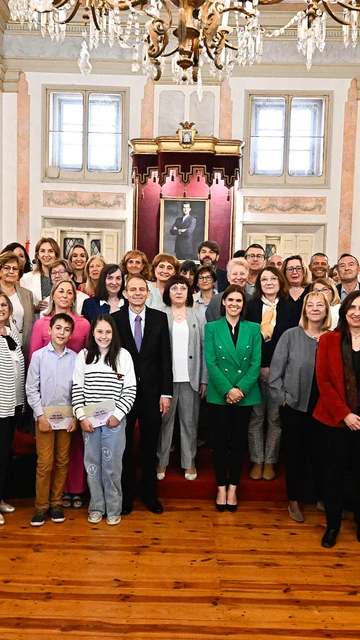 Casi 40 docentes y personal de colegios e institutos de Alcalá de Henares han recibido el reconocimiento del consistorio por su dedicación a la enseñanza pública.