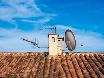 Antena de televisión en un tejado