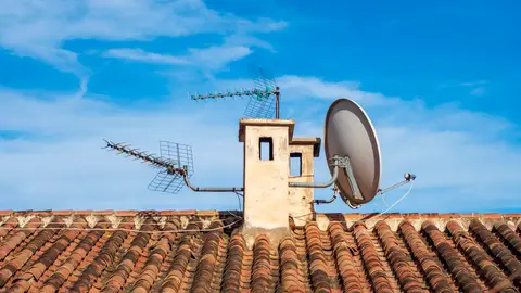 Antena de televisión en un tejado Antena de televisión en un tejado