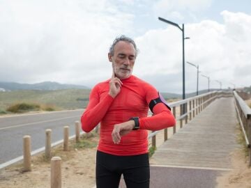 Contar pasos o medir el tiempo de ejercicio: ambos m&eacute;todos mejoran la salud cardiovascular en mayores