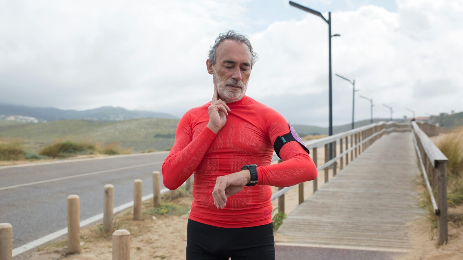Contar pasos o medir el tiempo de ejercicio: ambos métodos mejoran la salud cardiovascular en mayores