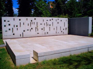 Monumento en memoria de las v&iacute;ctimas del accidente del Yakolev-42