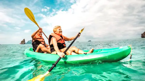 Personas mayores disfrutando en una canoa Personas mayores disfrutando en una canoa