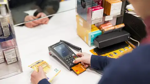 Los españoles prefieren un modelo bancario híbrido, según un estudio de Nickel Los españoles prefieren un modelo bancario híbrido, según un estudio de Nickel