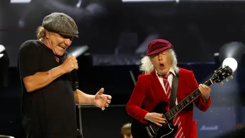 El guitarrista de AC/DC, Angus Young, y el cantante Brian Johnson (i) durante el concierto ofrecido este miércoles en el estadio de La Cartuja, en Sevilla. El guitarrista de AC/DC, Angus Young, y el cantante Brian Johnson (i) durante el concierto ofrecido este miércoles en el estadio de La Cartuja, en Sevilla.