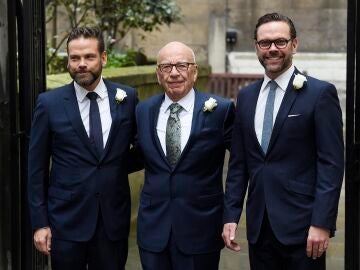  Rupert Murdoch (c) con sus hijos Lachlan (i) y James (d)