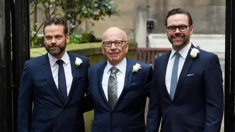 Rupert Murdoch (c) con sus hijos Lachlan (i) y James (d) Rupert Murdoch (c) con sus hijos Lachlan (i) y James (d)