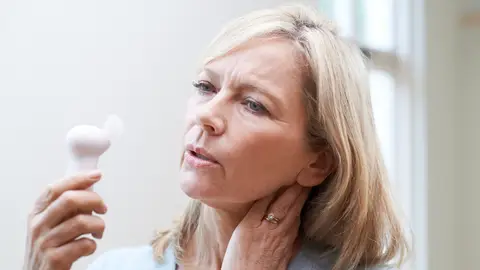 Mujer mayor que sufre sofocos Mujer mayor que sufre sofocos