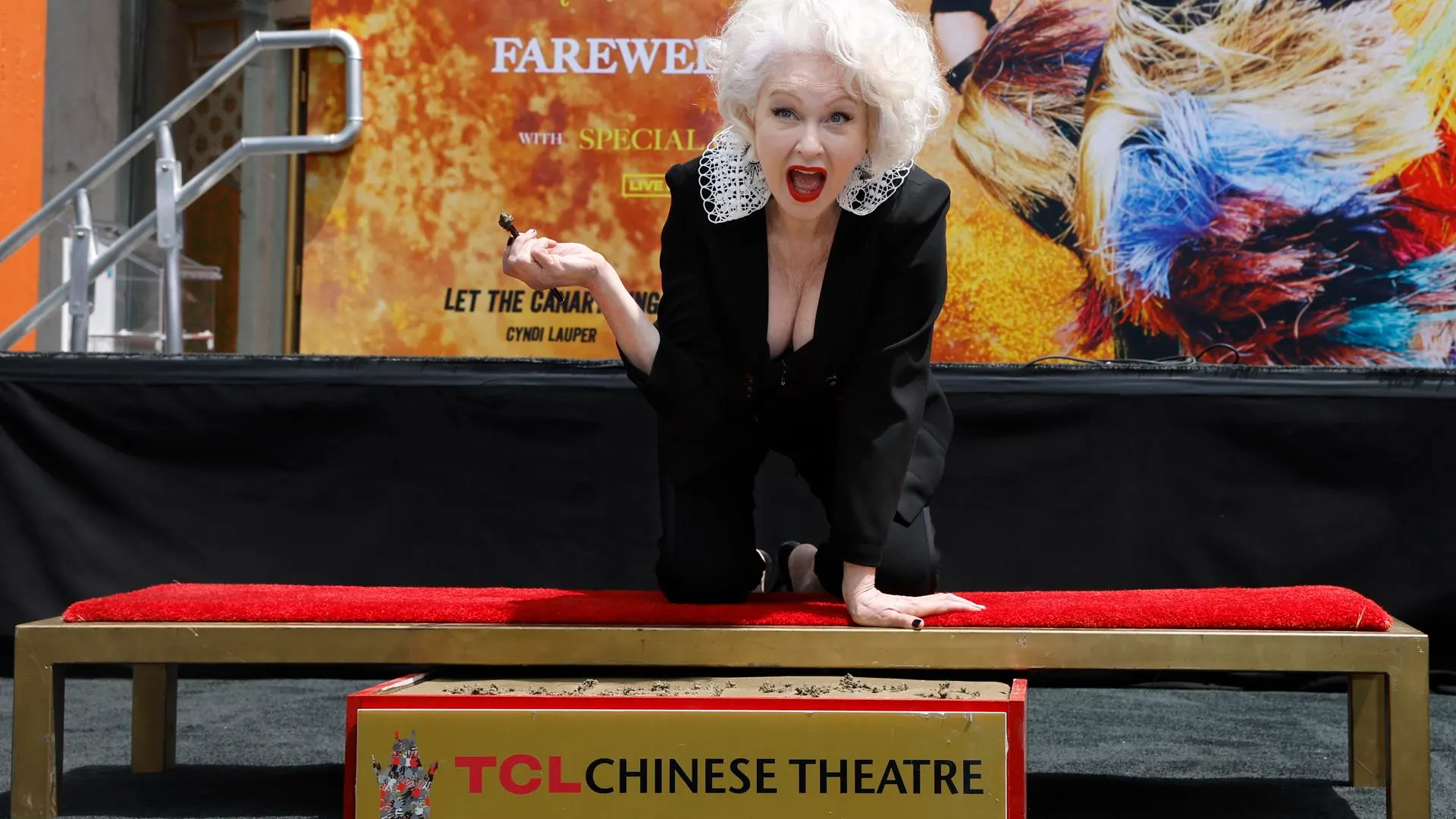 Cyndi Lauper posa después de colocar sus manos sobre una losa de cemento húmedo Cyndi Lauper posa después de colocar sus manos sobre una losa de cemento húmedo