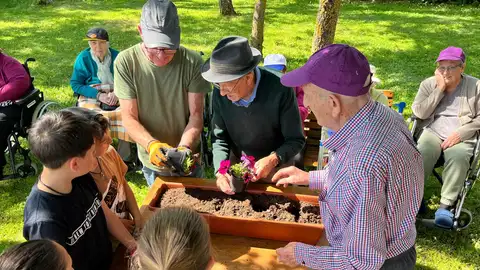 Mayores del centro Tercera Actividad de Aguilar de Campoo con niños del Colegio Castilla y León Mayores del centro Tercera Actividad de Aguilar de Campoo con niños del Colegio Castilla y León