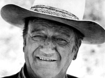 El actor estadounidense John Wayne con su caracter&iacute;stica indumentaria de cowboy