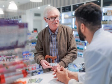 Hombre mayor en una farmacia