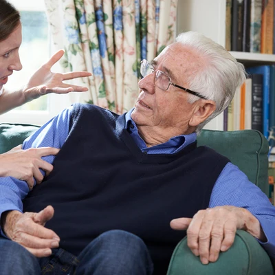 Hombre mayor sufriendo abuso
