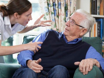 Hombre mayor sufriendo abuso