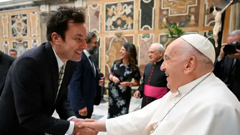 Jimmy Fallon junto al Papa Francisco Jimmy Fallon junto al Papa Francisco