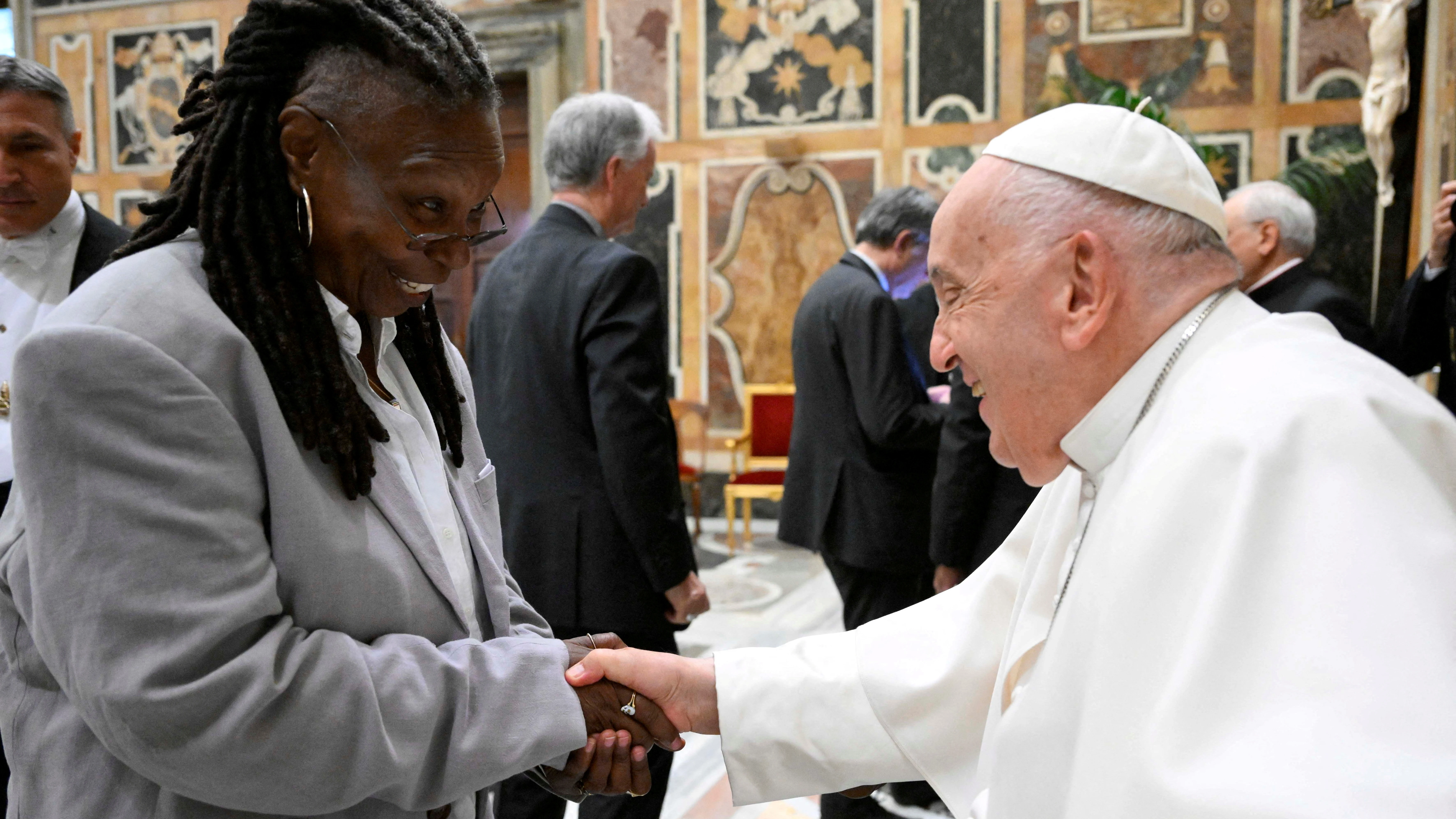 Whoopie Goldberg con el Papa Francisco Whoopie Goldberg con el Papa Francisco