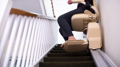 Las ventajas de las sillas salvaescaleras verticales para personas con movilidad reducida 