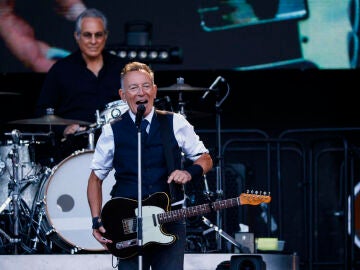 El cantante, guitarrista y compositor estadounidense Bruce Springsteen acompañado por la E. Street Band