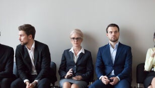 Mujer mayor buscando trabajo