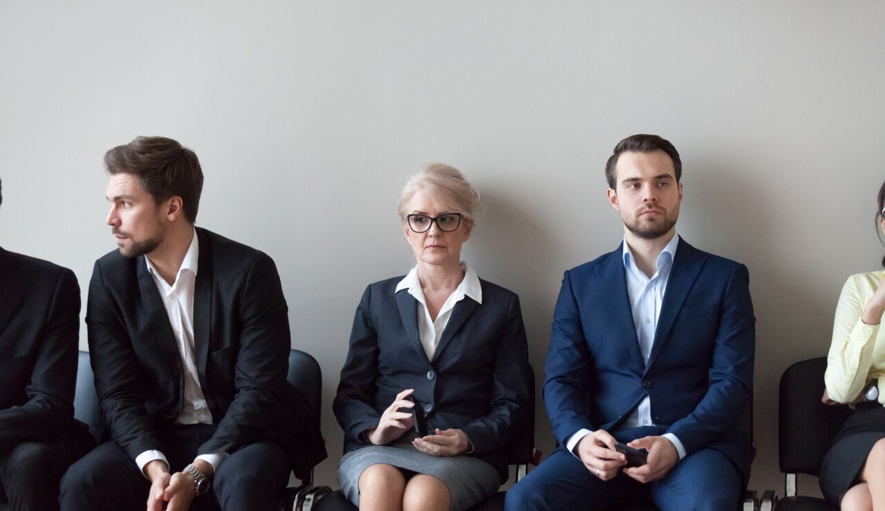 Mujer mayor buscando trabajo