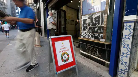 Lotería de Navidad en una administración de lotería Lotería de Navidad en una administración de lotería