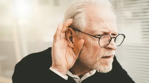 Hombre mayor con problemas para escuchar Hombre mayor con problemas para escuchar