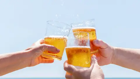 Brindando con cerveza en la playa Brindando con cerveza en la playa