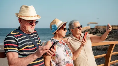 Personas mayores en la costa Personas mayores en la costa
