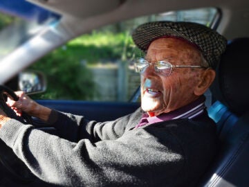 Hombre mayor conduciendo