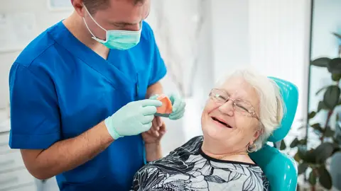Mujer mayor en el dentista Mujer mayor en el dentista