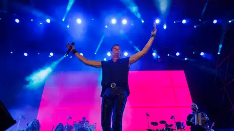 El cantante colombiano Carlos Vives durante el primer concierto en España El cantante colombiano Carlos Vives durante el primer concierto en España