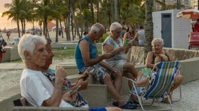 Las personas mayores de Córdoba viajan a la playa para combatir la soledad durante el verano