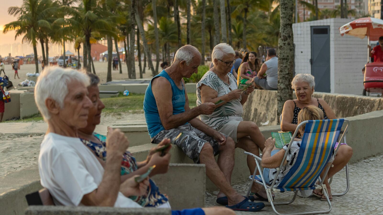 Las personas mayores de Córdoba viajan a la playa para combatir la soledad durante el verano