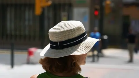 Altas temperaturas Imágenes de personas por las calles de Málaga en plena ola de calor, a 12 de julio de 2024, en Málaga, Andalucía (España). El fenómeno del terral ha provocado la elevación de la alerta a Málaga debido a las altas temperaturas previstas para este viernes. La Agencia Estatal de Meteorología (AEMET) ha emitido un aviso especial para la provincia, advirtiendo a los ciudadanos sobre el riesgo de temperaturas extremas que podrían superar los 40 grados Celsius.12 JULIO 2024Álex Zea / Europa Pre...
