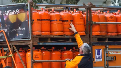 El precio de la bombona de butano sigue a la baja y caerá un 5% a partir de hoy, hasta los 15,34 euros El precio de la bombona de butano sigue a la baja y caerá un 5% a partir de hoy, hasta los 15,34 euros