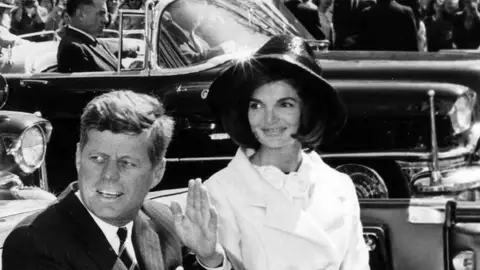 John F. Kennedy y Jacqueline Kennedy en 1963 John F. Kennedy y Jacqueline Kennedy en 1963