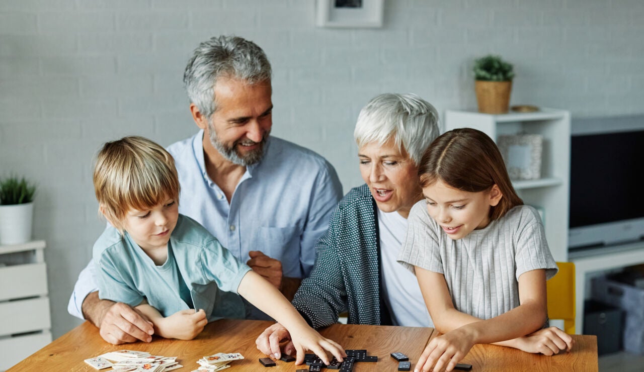 Abuelos pasando tiempo con sus nietos