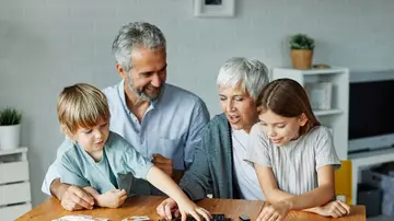 Abuelos pasando tiempo con sus nietos Abuelos pasando tiempo con sus nietos