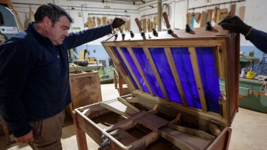 El último fabricante valenciano de futbolines resiste al impulso de dejarlo tras la dana