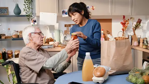 Hombre mayor con ayuda a domicilio Hombre mayor con ayuda a domicilio