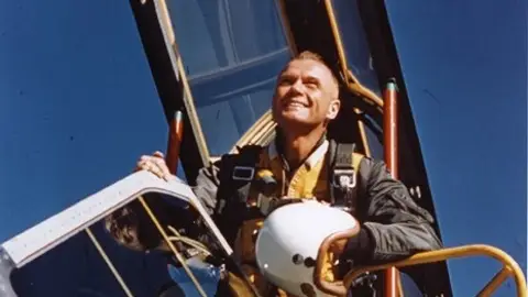 John Glenn en la estación de pruebas John Glenn en la estación de pruebas