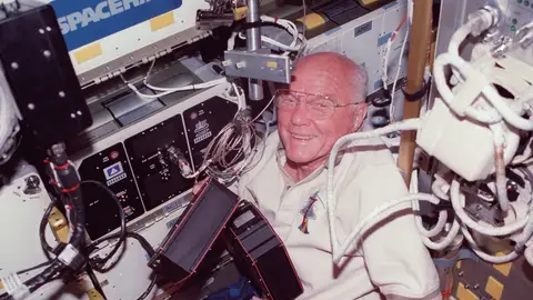 John Glenn en el Discovery John Glenn en el Discovery
