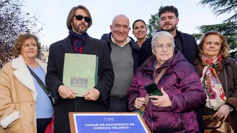 El alcalde de Valladolid, Jesús Julio Carnero (c), junto a Manuel (2i) y Paco (2d), hijos de la actriz Concha Velasco El alcalde de Valladolid, Jesús Julio Carnero (c), junto a Manuel (2i) y Paco (2d), hijos de la actriz Concha Velasco