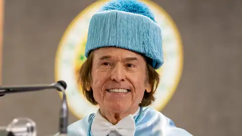 El cantante Raphael pronuncia un discurso después de ser investido doctor honoris causa por la Universidad de Jaén El cantante Raphael pronuncia un discurso después de ser investido doctor honoris causa por la Universidad de Jaén
