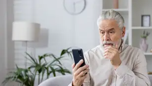 Hombre mayor realizando una videollamada