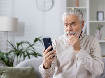 Hombre mayor realizando una videollamada